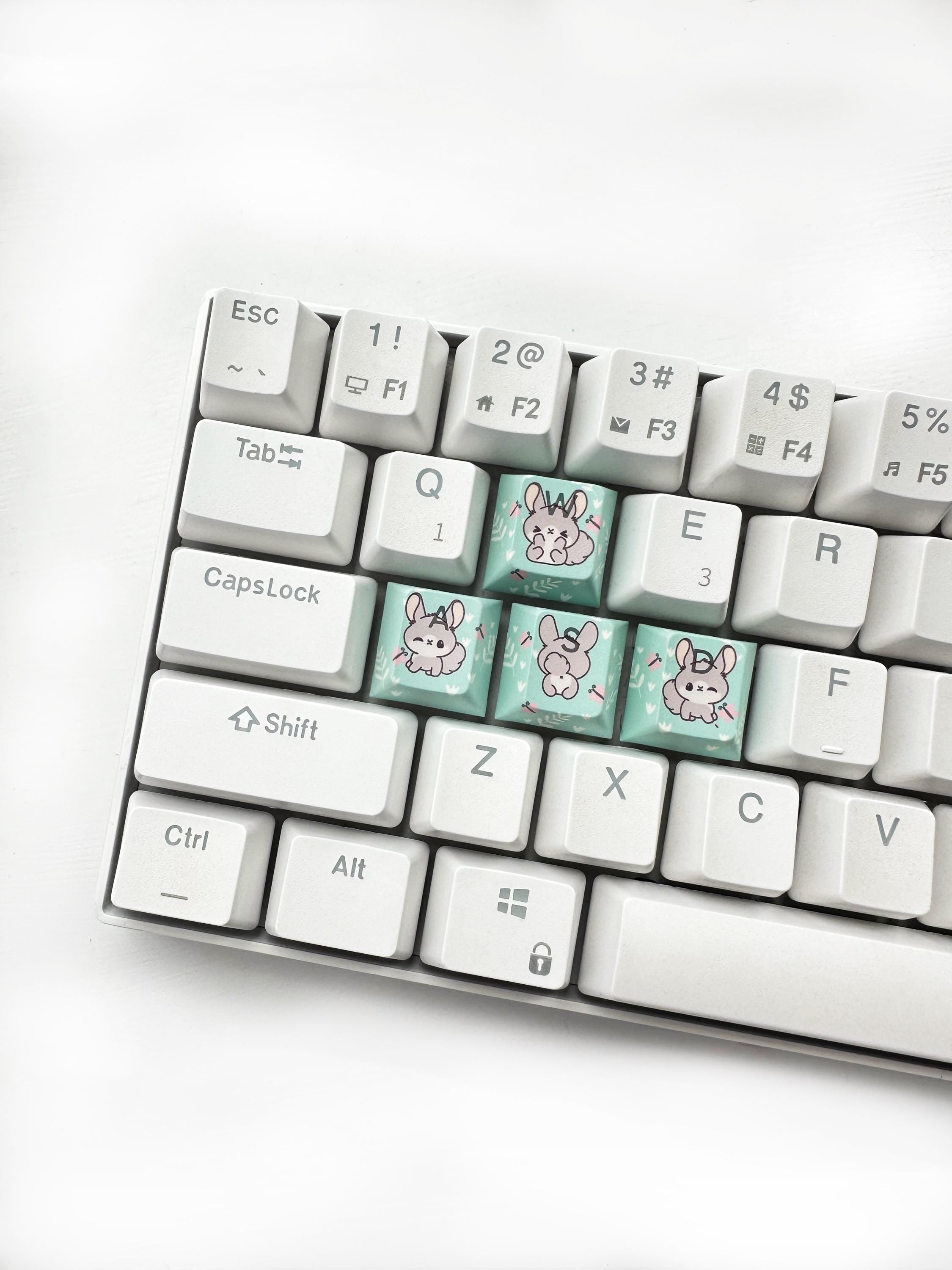 White mechanical keyboard with WASD gray bunny blue keycaps