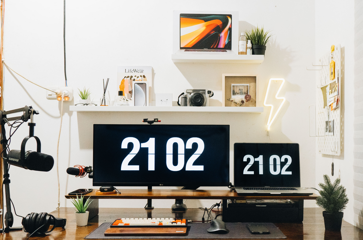 An image of a bright and modern computer setup, featuring a sleek monitor displaying a large, easy-to-read digital clock, surrounded by a tidy workspace with a keyboard, mouse, and various neatly arranged office accessories